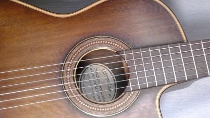 guitare classique à pan coupé